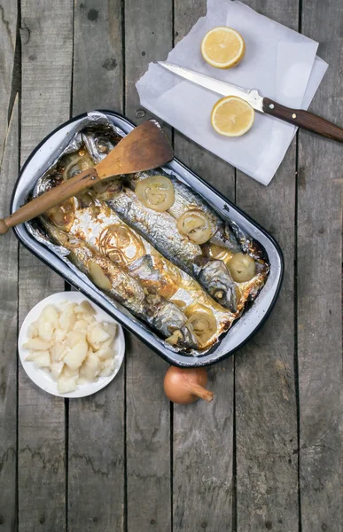 Fırında uskumru balığı soğan limon ve patates salatası ile