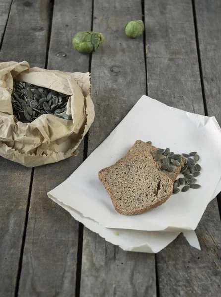 Pain sans levain aux graines de citrouille et choux de Bruxelles — Photo