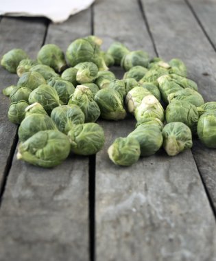 Brüksel lahanası kopya alanı ile ahşap üzerine ufuk demet