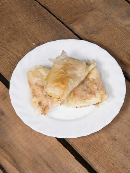 Pedaços de torta de queijo no prato — Fotografia de Stock