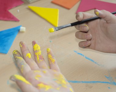 Childs'ın elleri ile boya lekeli