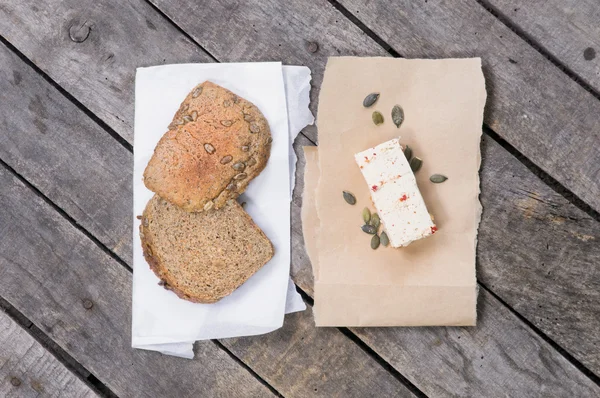 Dva řezy nekvašený chléb s tofu — Stock fotografie