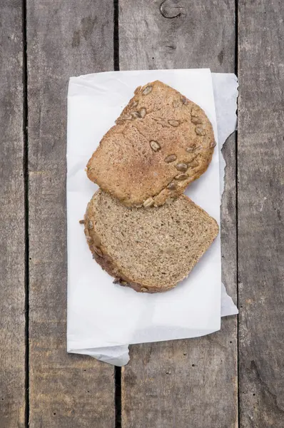 Pane azzimo - paio di fette su carta da forno bianca — Foto Stock