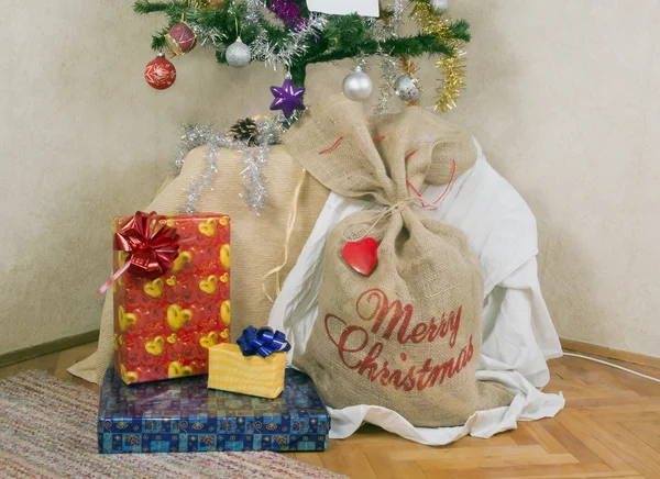 Regalos de año nuevo y detalle del árbol de Navidad Imagen de archivo