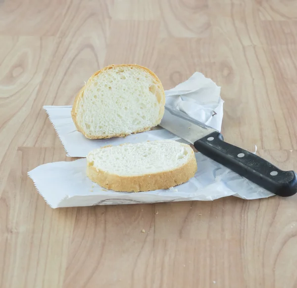 Pane bianco con coltello — Foto Stock