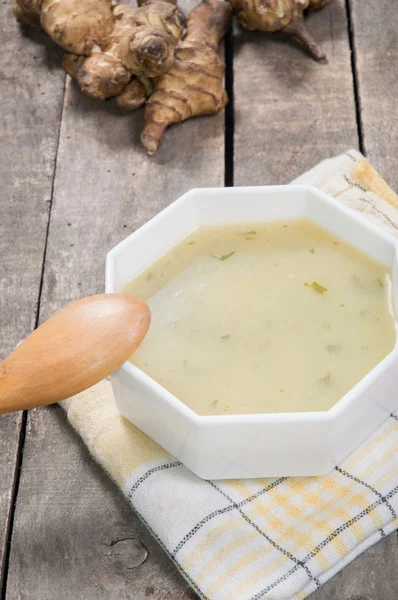Beyaz kase hizmet enginar çorbası yakın çekim