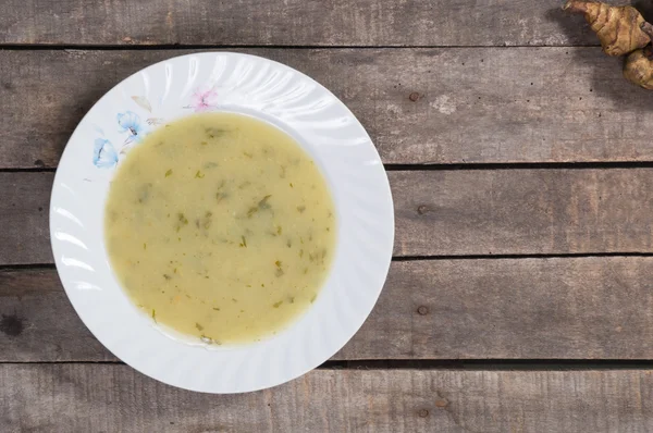 Sopa de alcachofa de Jerusalén en plato con espacio para copiar Imagen de archivo