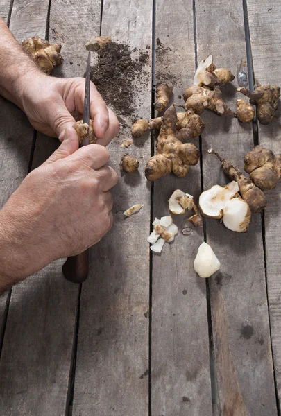 Male hands preparing artichoke for soup with copy space — Stock Photo, Image