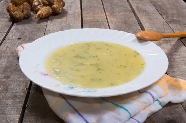 Sopa de alcachofa de Jerusalén en plato Imagen de archivo