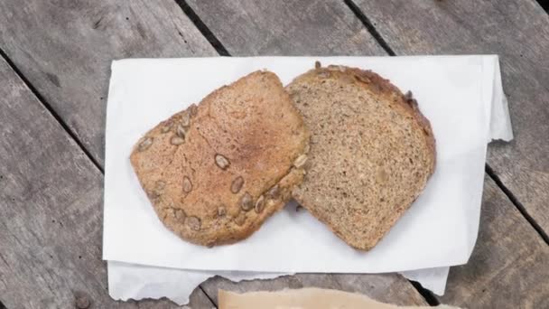 Video z nekvašené chleby s tofu a dýňová semena — Stock video