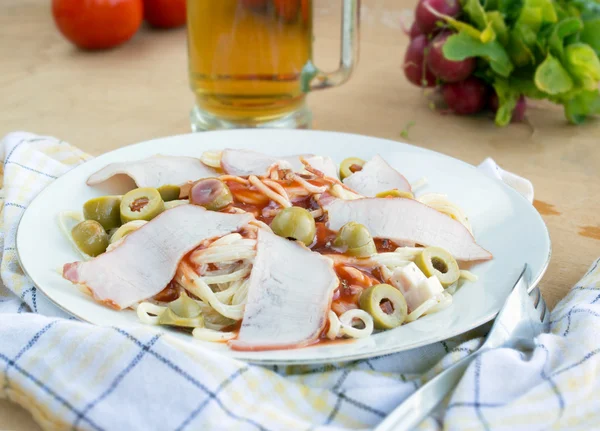 Jambon ketçap ve zeytin ile makarna