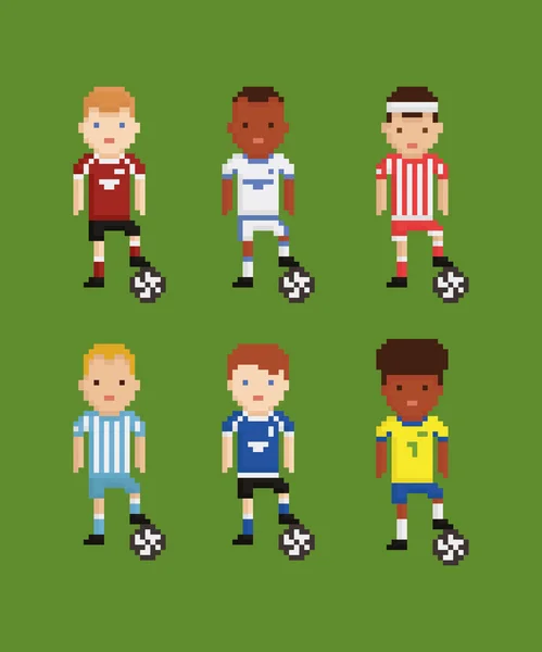 Pixel art estilo vector conjunto - futbolistas de fútbol en diferentes uniformes en el campo verde sosteniendo la pelota con su pierna — Archivo Imágenes Vectoriales