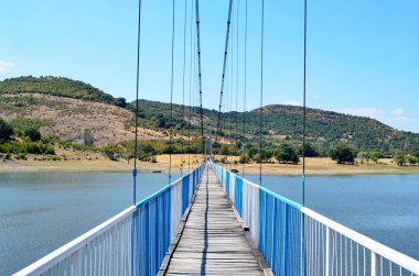 Kardjali, Bulgaristan: Studen kladenc Barajı kıyısındaki Lisicite Köyü için halat köprüsü, Doğu Rhodopes Kardjali, Bulgaristan 2020