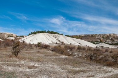 Kırım manzarası, beyaz kayanın yanında. Kırım, Ekim 2015