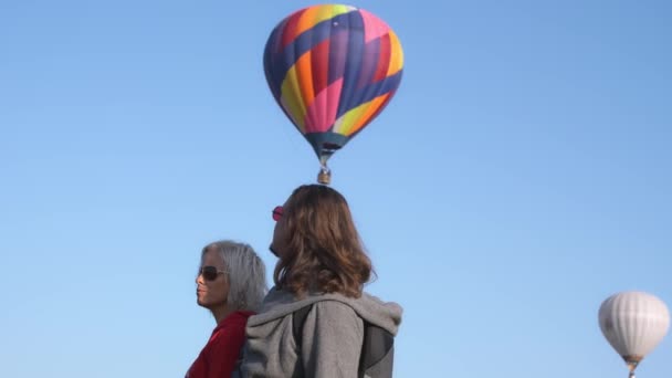 Взлетают воздушные шары средних лет. Мужчина и женщина