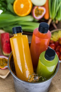 Buzlu kovada meyve ve sebzeye odaklanmış çeşitli ev yapımı meyve suları. Sağlıklı gıda, vegan, vejetaryen, diyet ve detoks konsepti.