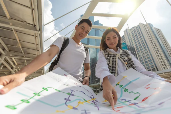 Młodzi Uroczy Azjatyccy Podróżnicy Para Wybrać Się Spacer Razem Zwiedzania — Zdjęcie stockowe