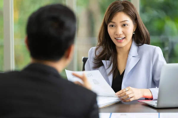 Joven Hermosa Mujer Asiática Sentada Sonriendo Hablando Con Entrevistador Empresa — Foto de Stock