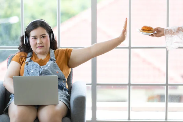 Portret Van Vet Aziatische Vrouw Dragen Koptelefoon Zittend Bank — Stockfoto