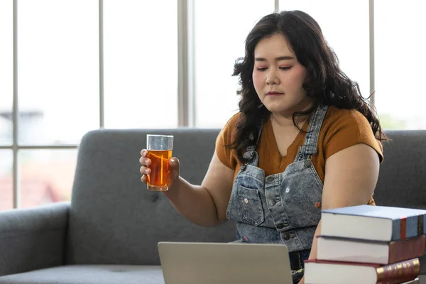 Porträtt Fet Asiatisk Kvinna Vardagskläder Som Sitter Soffa Och Håller — Stockfoto