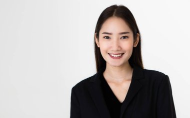 Genç ve güzel siyah uzun saçlı kadın beyaz arka planda kendine güvenen bir poz veriyor..