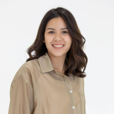 Hippi Asyalı güzel bir kadının portresi. Sıradan giyinmiş, beyaz arka planda özgüveniyle poz veriyor..