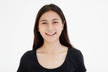 Beyaz arka planda günlük giysiler içinde yakışıklı Asyalı bir kadının portresi..