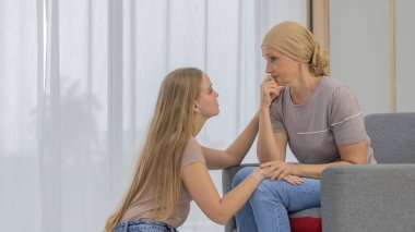 Genç ve güzel bir kız, annesini kanser hastası olarak cesaretlendirir ve kemoterapi sırasında mücadele etmesi için onu güçlendirir. Sevgili ve aileden göğüs kanserine sevgi ve destek kavramı.