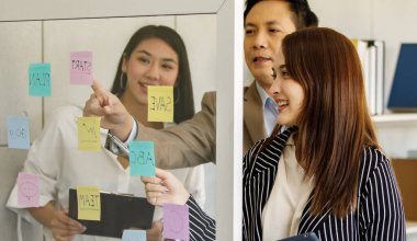 Çalışma ofisinde mutlu bir şekilde konsantre ol. Bir grup iş adamı, ofisteki yeni iş projeleri hakkında dostça bir ifadeyle iletişim kuruyor ve beyin fırtınası yapıyor..