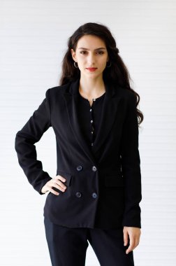 Stüdyo, beyaz arkaplan ile izole edilmiş kameraya bakan, resmi giyinmiş, orta yaşlı, kendine güvenen beyaz iş kadını portresi çekti. Başarılı CEO kavramı