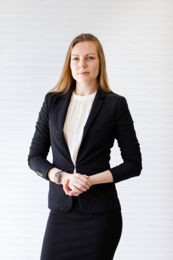 Stüdyo resmi, beyaz arka planda izole edilmiş kameraya bakan, düz sarı saçlı, kendine güvenen beyaz iş kadını portresi. Başarılı CEO kavramı