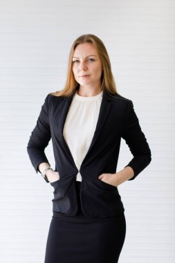 Stüdyo resmi, beyaz arka planda izole edilmiş kameraya bakan, düz sarı saçlı, kendine güvenen beyaz iş kadını portresi. Başarılı CEO kavramı