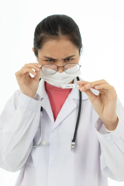 Retrato Doctora Asiática Bata Blanca Vistiendo Anteojos Fondo Blanco Sosteniendo — Foto de Stock