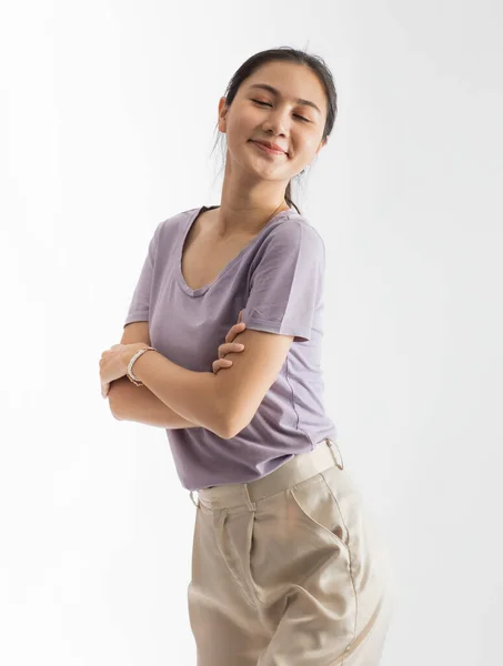 티셔츠를 배경에 우정적 긍정적 감정을 귀여운 아시아 소녀의 — 스톡 사진