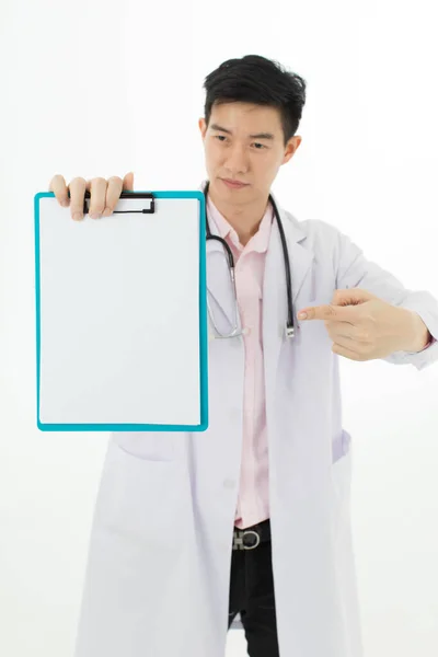 Asyalı Erkek Doktor Boş Sağlık Raporuna Işaret Ediyor — Stok fotoğraf