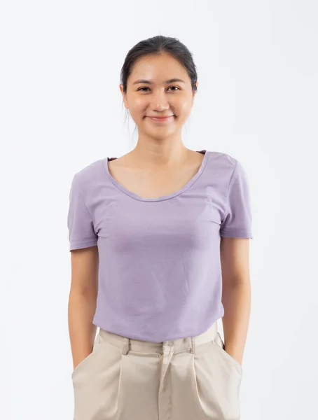 티셔츠를 배경에 우정적 긍정적 감정을 귀여운 아시아 소녀의 — 스톡 사진