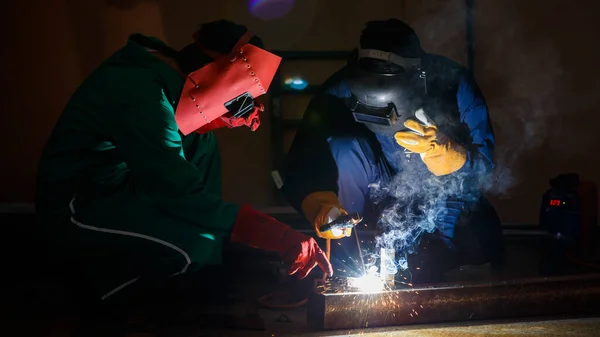 Les Mécaniciens Font Des Heures Supplémentaires Peine Nuit Dans Une — Photo