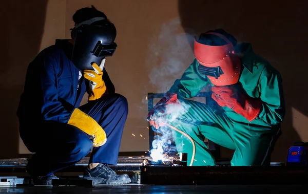 Deux Ingénieurs Qui Travaillent Dans Noir Nuit Mécanique Portant Une — Photo