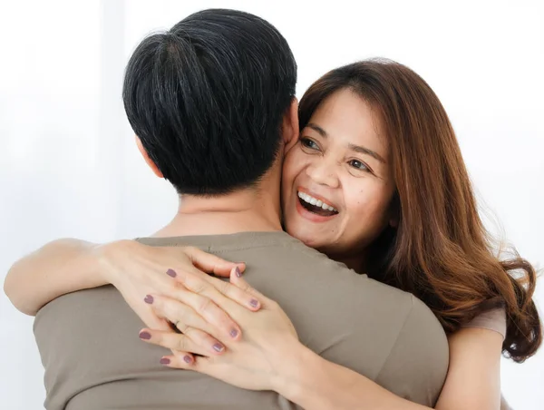Horizontal Vista Trasera Retrato Marido Asiático Mayor Abrazando Esposa Una — Foto de Stock