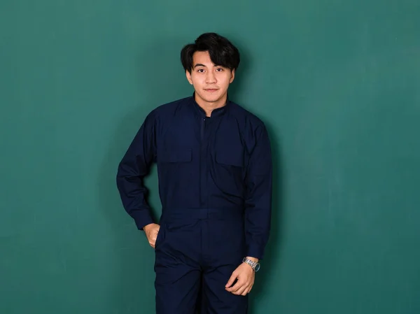 Portrét Mladého Pohledného Asijského Muže Modré Mechanické Kombinéze Stojící Sebevědomě — Stock fotografie