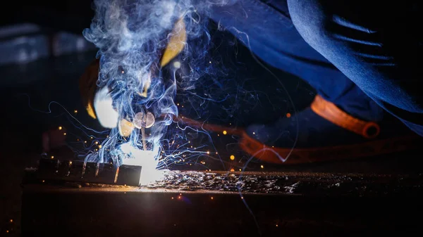 Industry Safety Working Concept Welder Holding Steel Welding Machine Weld — Stock Photo, Image