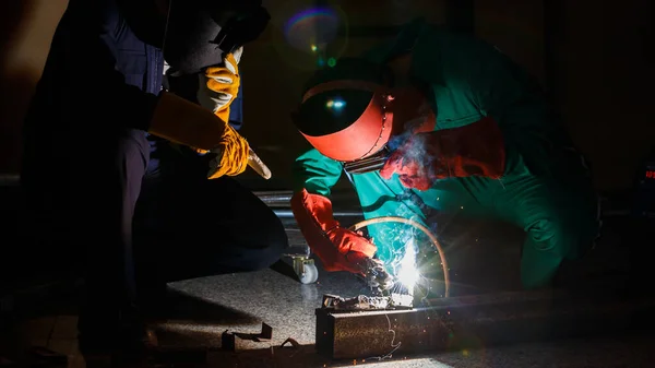 Robotnicy Mechanicy Pracują Godzinach Fabryce Inżynierowie Noszący Stroje Ochronne Kombinezonami — Zdjęcie stockowe