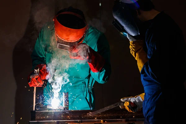 Ouvrier Usine Portant Une Combinaison Mécanicien Vert Casque Sécurité Soudant — Photo