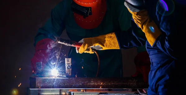 Trabajador Fábrica Con Mono Mecánico Verde Casco Seguridad Soldadura Metalurgia — Foto de Stock