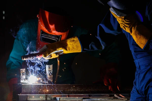 Trabajador Fábrica Con Mono Mecánico Verde Casco Seguridad Soldadura Metalurgia — Foto de Stock