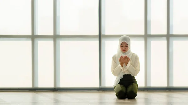 Junge Und Schöne Asiatische Muslimin Sitzt Auf Dem Boden Und — Stockfoto