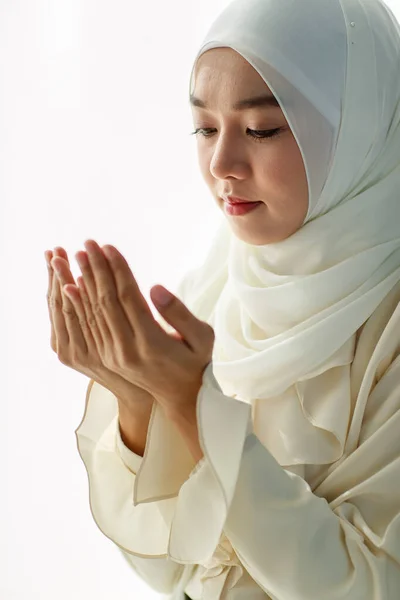 尊敬と穏やかな方法で祈る若くて美しいアジアのイスラム教徒の女性 — ストック写真