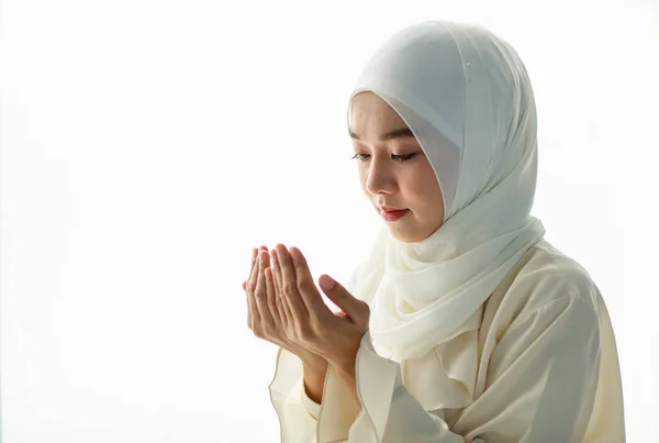 Wanita Muslim Asia Yang Muda Dan Cantik Berdoa Dengan Hormat — Stok Foto