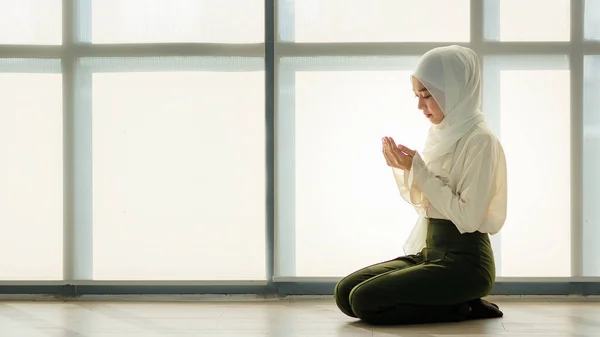 Young Beautiful Asian Muslim Woman Sitting Floor Praying Respect Calm — Stock Photo, Image