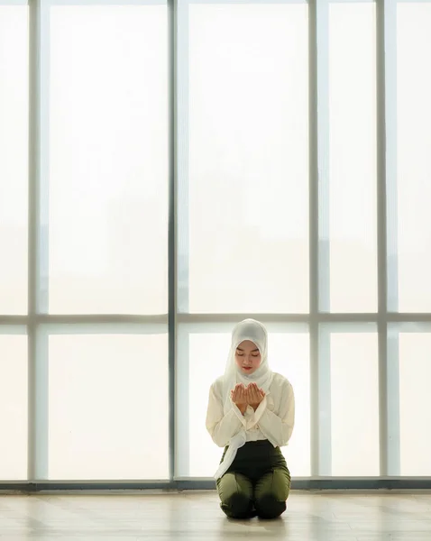 Young Beautiful Asian Muslim Woman Sitting Floor Praying Respect Calm — Stock Photo, Image